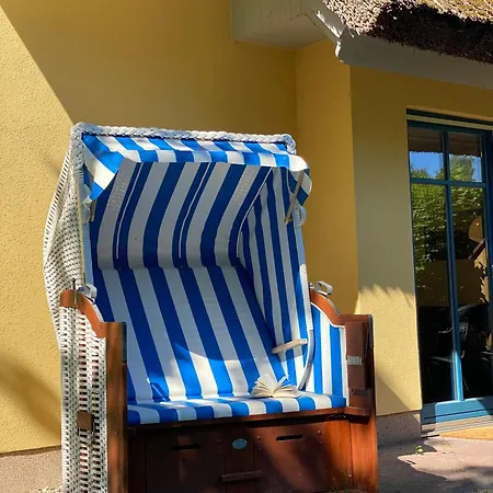 Familienfreundliches Reetdachhaus Weissdorn 2 Puddemin