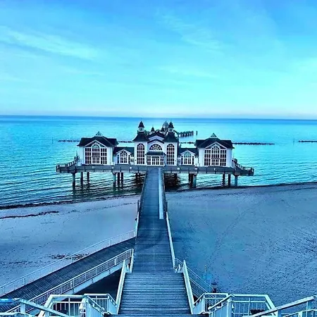 Familienfreundliches Reetdachhaus Weissdorn 2