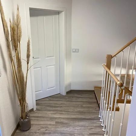 Familienfreundliches Reetdachhaus Weissdorn 2 *