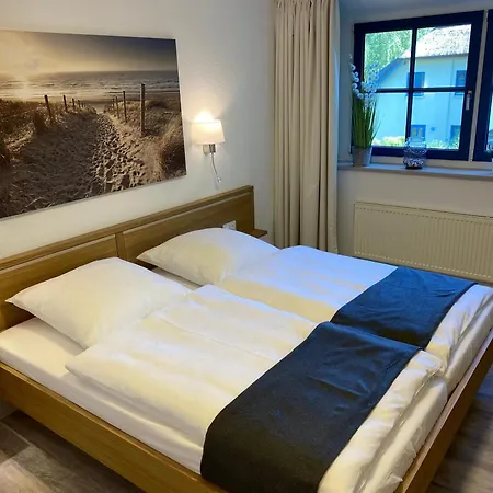 Familienfreundliches Reetdachhaus Weissdorn 2