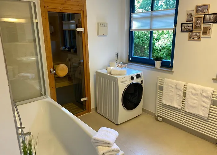 Familienfreundliches Reetdachhaus Weissdorn 2 *
