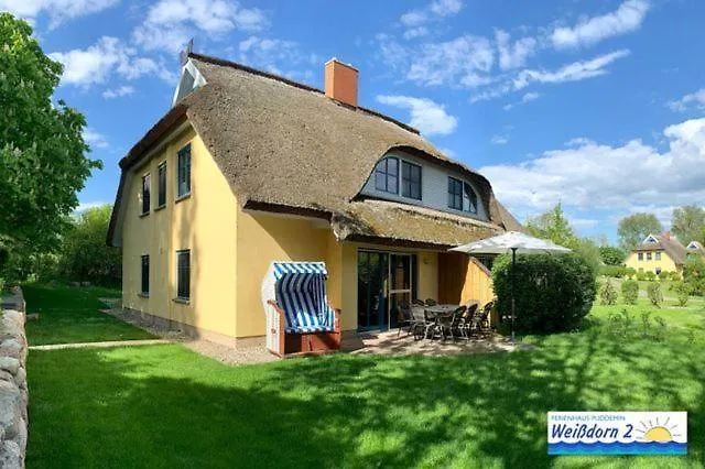 Familienfreundliches Reetdachhaus Weissdorn 2 *